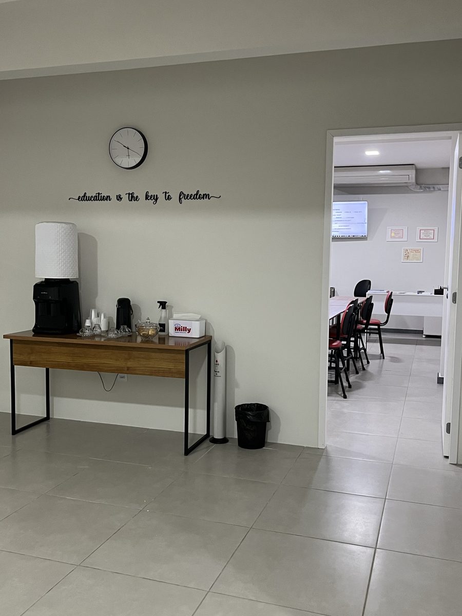 Cantinho do café da escola, com água e café para os alunos